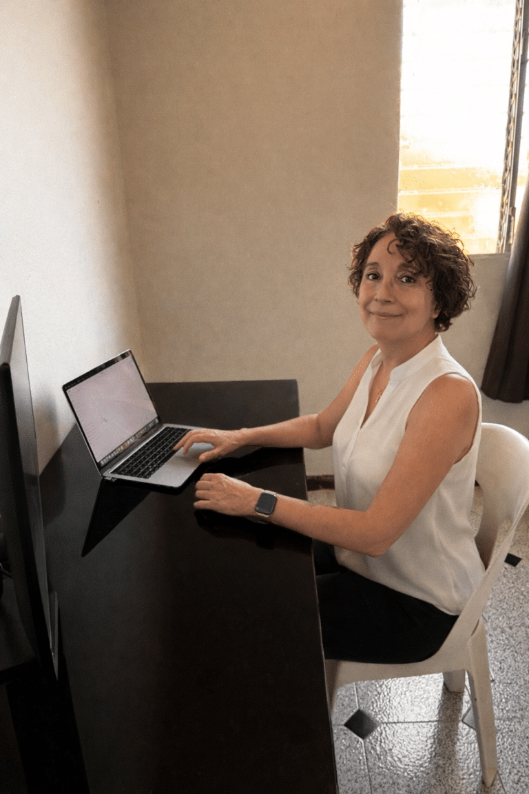 consultante seo reférencement thérapeute a son bureau devant son ordi