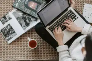 ordinateur mains sur un clavier rédactrice en écriture